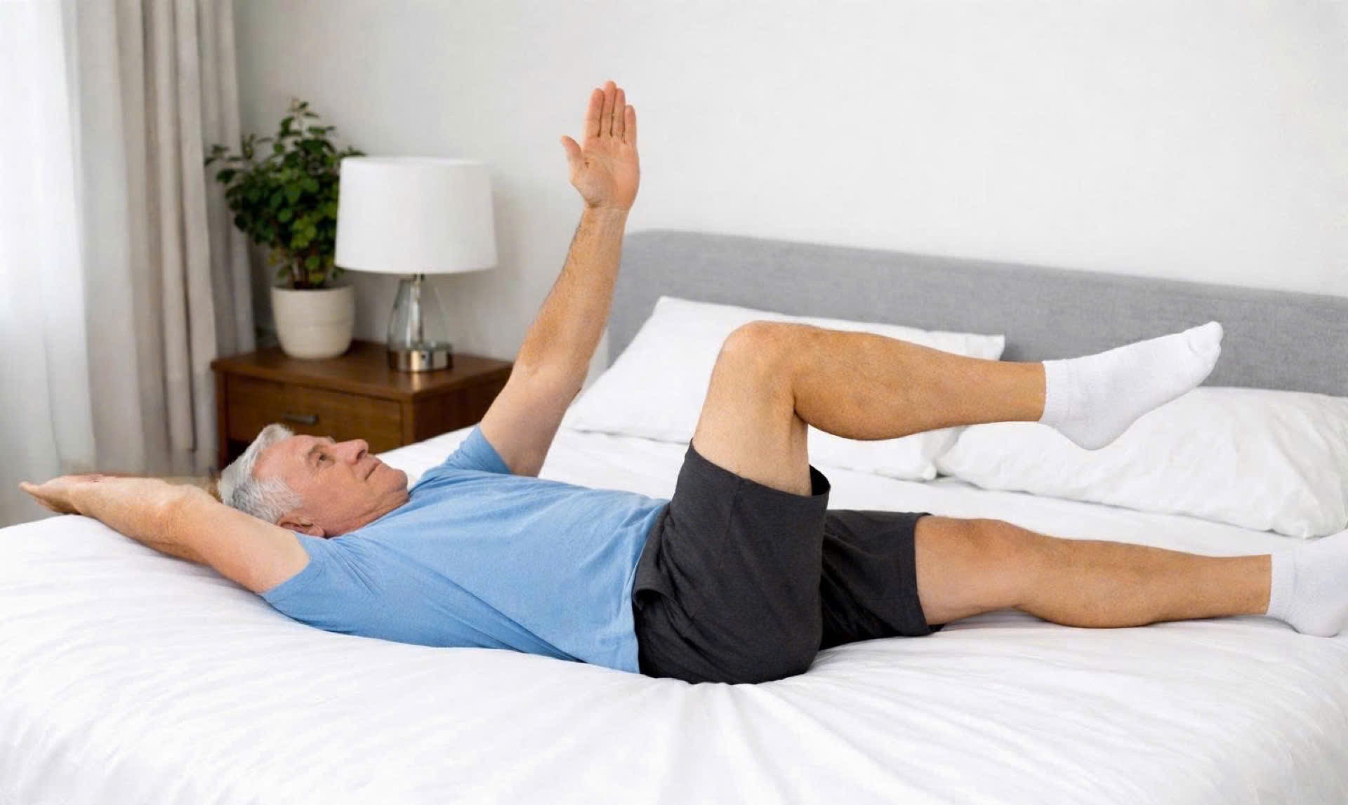 Bài tập con bọ chết giúp tăng cơ hiệu quả ở người trên 60 tuổi.