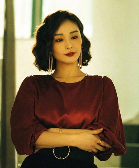 Phụ nữ sau 40 tuổi để tóc thẳng hay tóc uốn xoăn đẹp hơn? Chọn đúng kiểu có thể giúp trẻ lại cả chục tuổi - 5