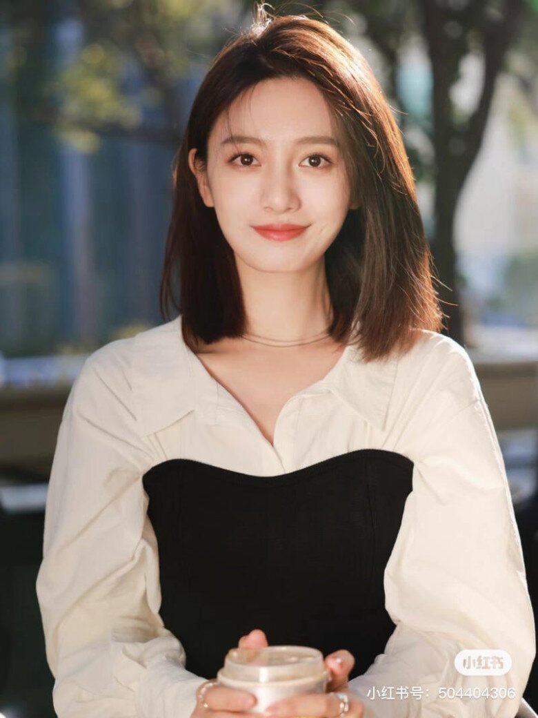 Phụ nữ sau 40 tuổi để tóc thẳng hay tóc uốn xoăn đẹp hơn? Chọn đúng kiểu có thể giúp trẻ lại cả chục tuổi - 9