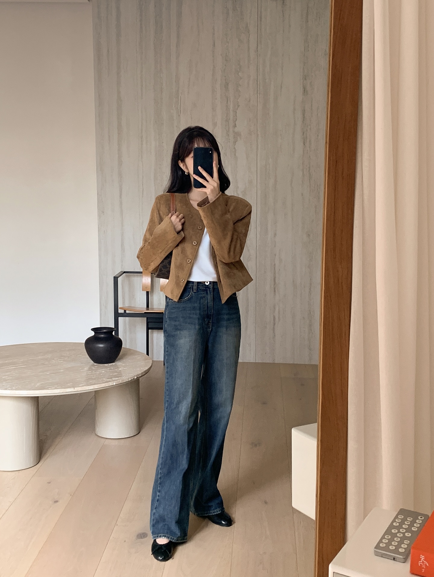 Jeans ống rộng mang lại vẻ trẻ trung và năng động, đồng thời rất dễ phối đồ. Thiết kế cạp cao giúp kéo dài đôi chân và tạo tỷ lệ cơ thể cân đối hơn. Khi kết hợp với áo thun, tank top hoặc áo sơ mi đơn giản, outfit vẫn trông hiện đại và rất thời trang.