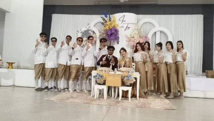 Cô dâu chú rể cùng dàn phù dâu, phù rể.