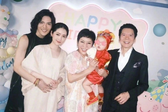 Vợ chồng ông trùm giải trí tin con dâu hơn con trai.