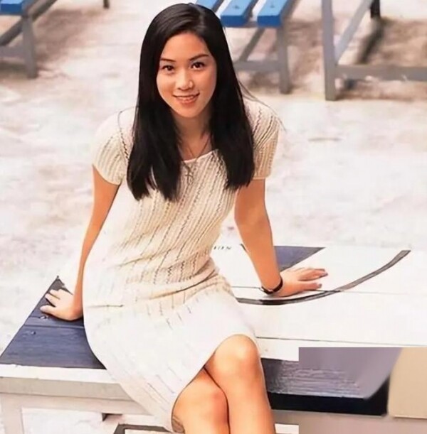 Từ Từ Kỳ có nhan sắc xinh đẹp, rực rỡ khi còn là học sinh nên đã sớm lọt vào mắt xanh của một công ty người mẫu.