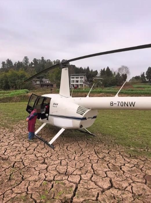 Chiếc trực thăng của anh Long đậu trên cánh đồng nứt nẻ ở quê nhà. Ảnh: QQ