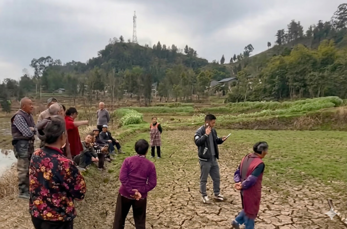 Dân làng hào hứng xem trực thăng của Long đỗ và sau đó được anh chở đi một vòng. Ảnh: QQ