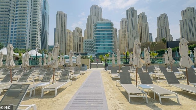 Dubai đã bị bỏ hoang, không còn những người nổi tiếng trên mạng xã hội và hàng ngàn người nước ngoài sinh sống, những chiếc ghế tắm nắng và bể bơi đều vắng bóng người. Ảnh: Dailymail