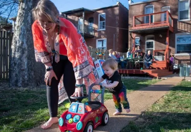 Jayme hạnh phúc khi con được lớn lên giữa cộng đồng, với tiện nghi phố xá. Ảnh: Jayme Serbell