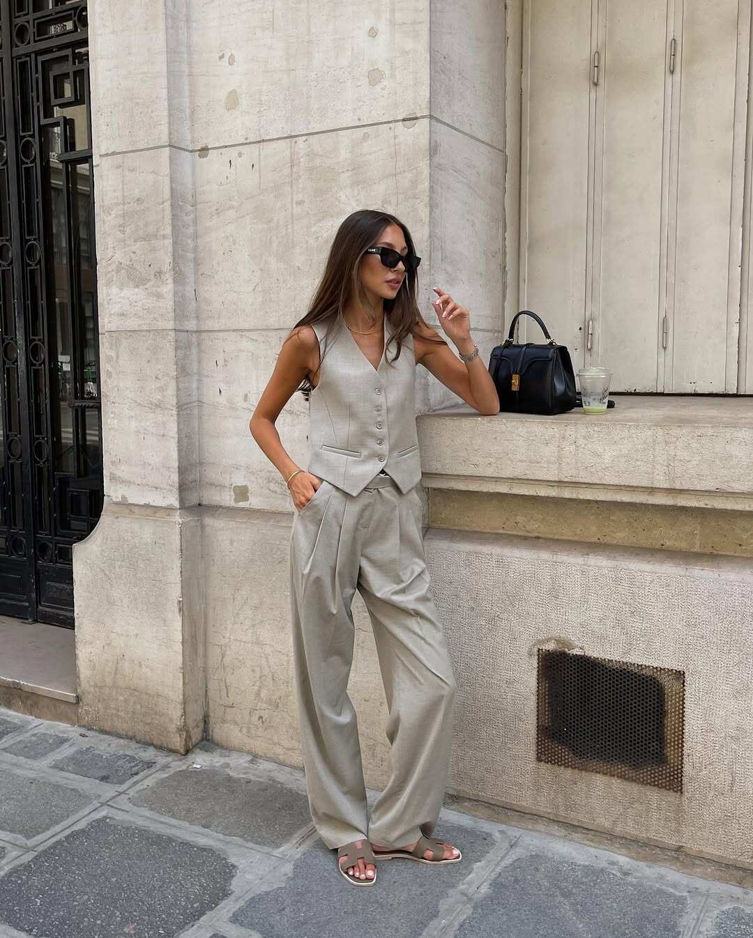 Những bộ trang phục nguyên set giúp tiết kiệm thời gian phối đồ nhưng vẫn giữ vẻ chỉn chu. Set áo và quần hoặc áo và chân váy cùng chất liệu giúp tổng thể trông gọn gàng. Chỉ cần thêm túi xách và giày đơn giản, outfit đã đủ thanh lịch cho môi trường công sở.