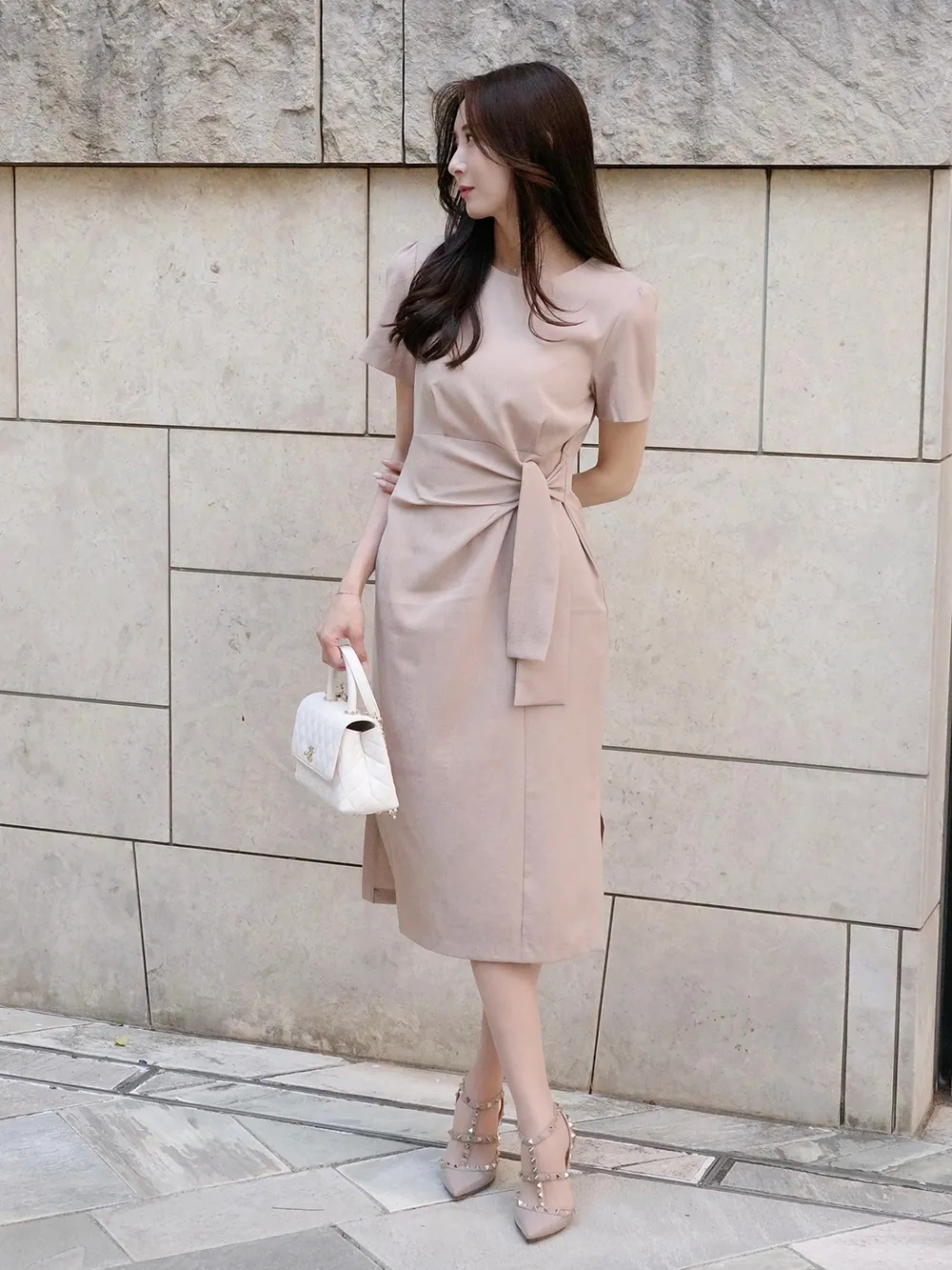 Hè này chị em đừng mặc mãi đồ rộng, đổi sang 5 items này để trông cao ráo và thanh lịch hơn - 13