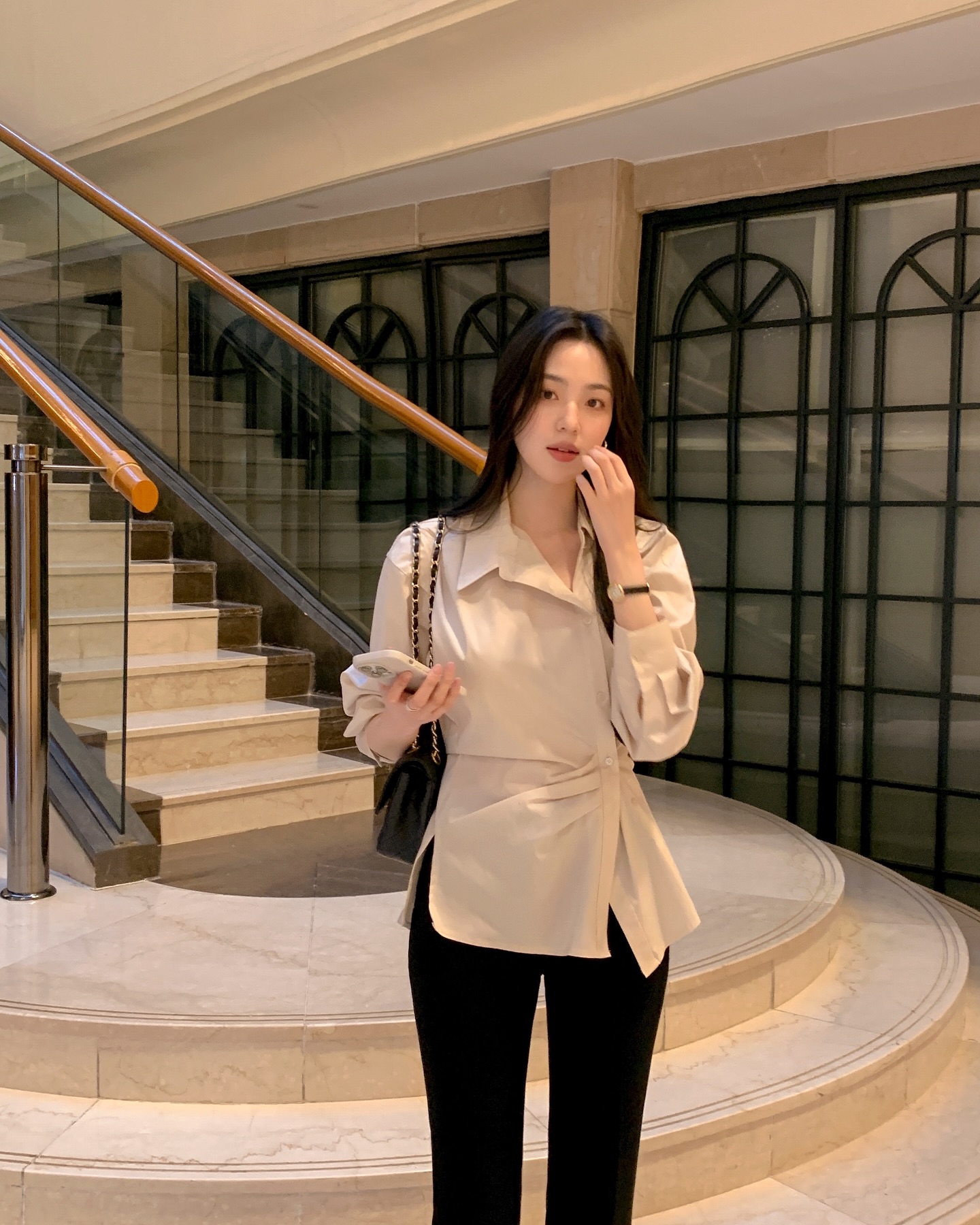 Áo blouse có chi tiết nhấn eo giúp định hình vóc dáng và tạo cảm giác vòng eo thon gọn hơn. Thiết kế này mang lại vẻ nữ tính nhưng vẫn thanh lịch. Khi kết hợp với quần âu hoặc chân váy dài, tổng thể trang phục trông gọn gàng và tinh tế hơn.