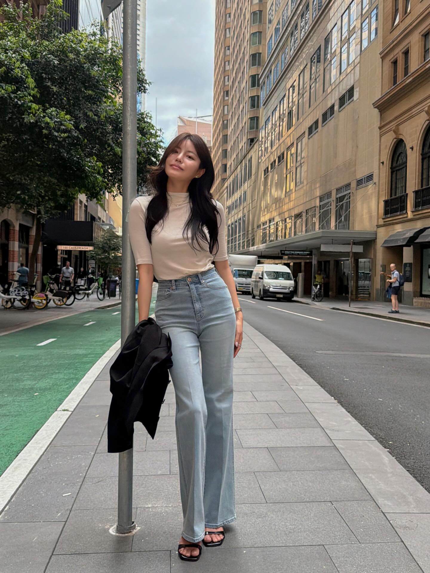 Hè này chị em đừng mặc mãi đồ rộng, đổi sang 5 items này để trông cao ráo và thanh lịch hơn - 4