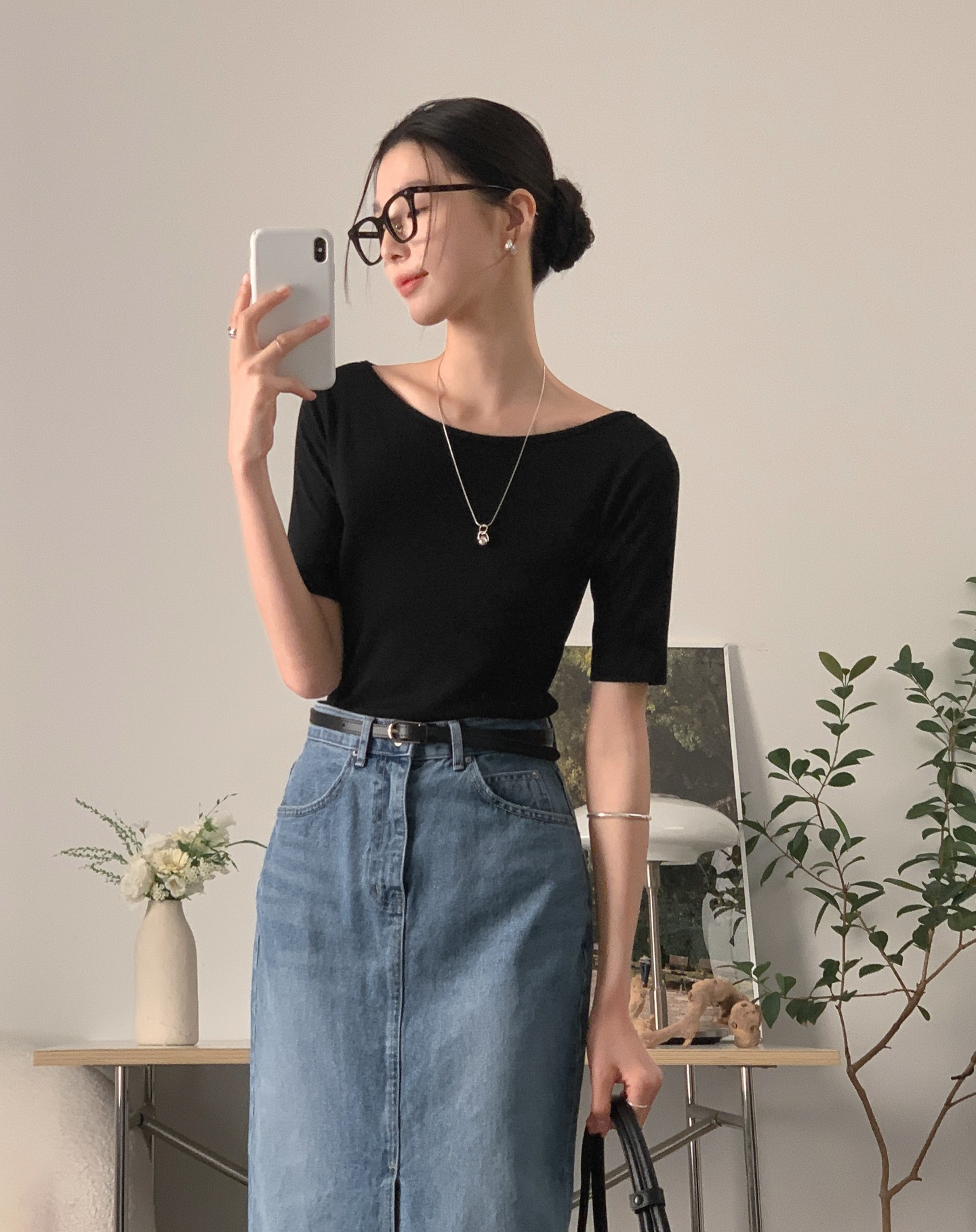 Áo thun ôm nhẹ là item cơ bản giúp outfit trông gọn gàng hơn so với áo dáng rộng. Thiết kế ôm vừa phải giúp tôn dáng mà vẫn thoải mái khi mặc. Khi phối cùng quần jeans, quần ống rộng hoặc chân váy, tổng thể trang phục trở nên cân đối hơn.