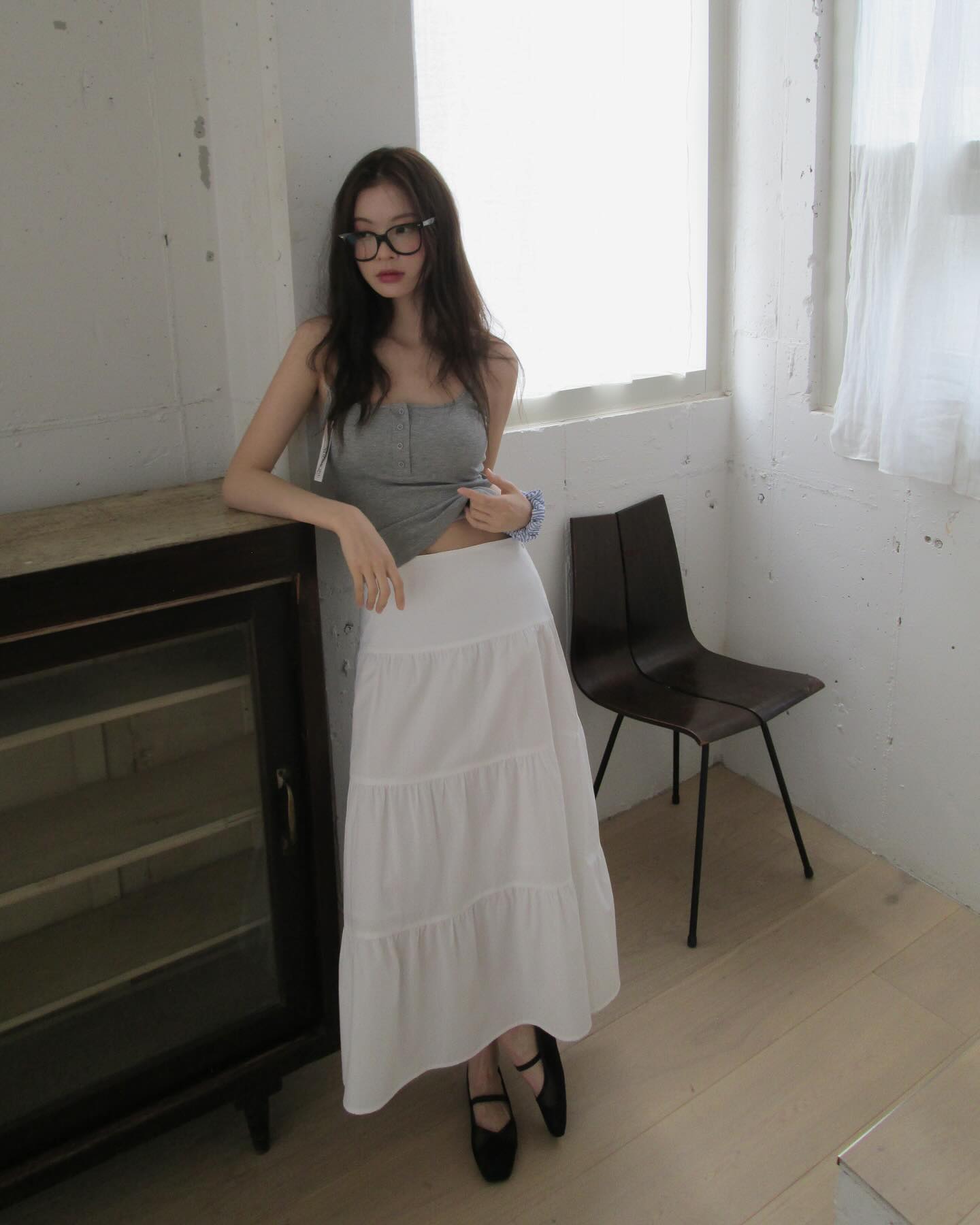 Chân váy suông mang lại vẻ thanh lịch nhưng vẫn thoải mái khi mặc. Thiết kế suông nhẹ giúp che khuyết điểm phần hông và đùi, đồng thời tạo cảm giác vóc dáng thanh thoát hơn. Khi phối cùng áo thun hoặc blouse, outfit trở nên gọn gàng và rất phù hợp để đi làm.