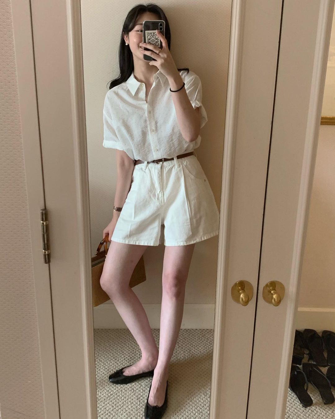 Sơ mi tay ngắn phối với quần short mang lại vẻ ngoài năng động và mát mẻ. Short denim hoặc short vải cạp cao giúp đôi chân trông dài hơn. Khi kết hợp cùng sneaker hoặc sandal đơn giản, set đồ trở nên trẻ trung và rất phù hợp cho những ngày hè.