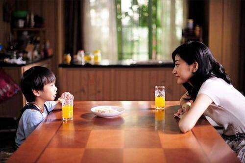 Sau ly hôn, tôi vẫn thỉnh thoảng qua thăm con trai. (Ảnh minh hoạ)