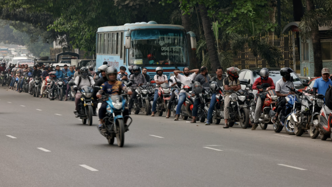 Các tài xế tại Dhaka, Bangladesh, ngày 10/3, xếp hàng dài tại một trạm xăng, khi mối lo ngại về nguồn cung nhiên liệu ngày càng gia tăng trong bối cảnh xung đột giữa Mỹ và Israel với Iran. Ảnh: Mohammad Ponir Hossain/Reuters