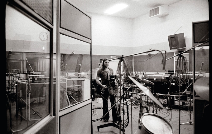 David Gilmour trong phòng thu đĩa nhạc Wish You Were Here tại EMI Studios ở London năm 1975. Ảnh: Jill Furmanovsky