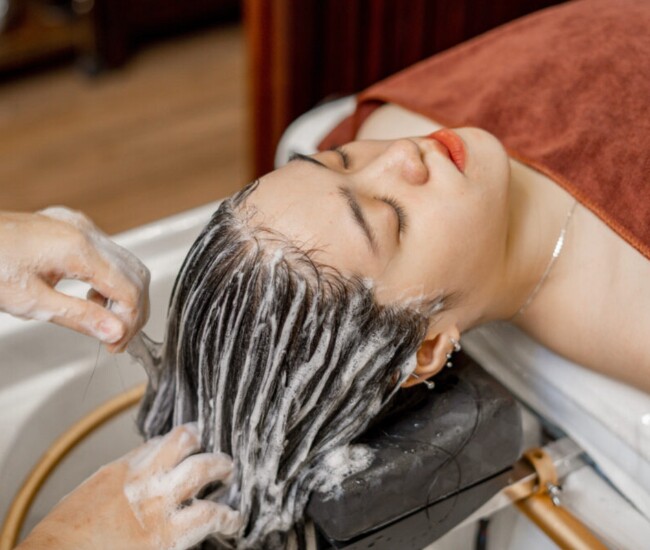 Gội đầu kiểu sandwich trở thành trào lưu được nhiều chị em ưa chuộng.