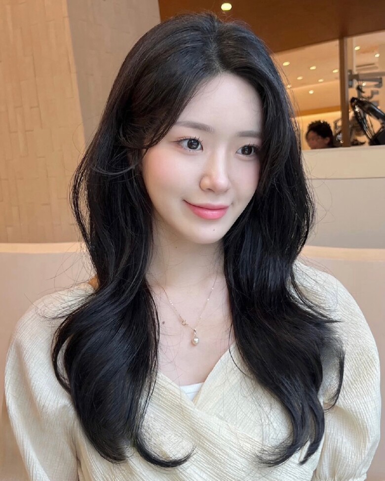 Kiểu gội đầu sandwich không phù hợp với mọi loại tóc. Người có tóc mỏng, dễ bết hoặc da đầu nhiều dầu nên cân nhắc vì tóc có thể nhanh xẹp. Trường hợp này nên chọn dầu xả nhẹ hoặc áp dụng phương pháp 1-2 lần mỗi tuần.