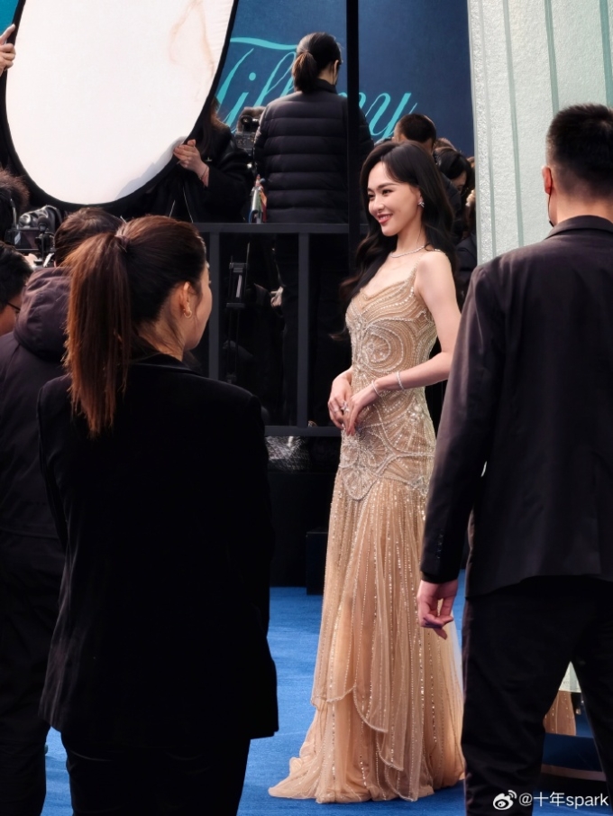 Ngoài Chương Tử Di, một số nghệ sĩ nổi tiếng cũng góp mặt tại sự kiện. Trong ảnh, diễn viên Đường Yên tự tin khoe dáng trước ống kính.