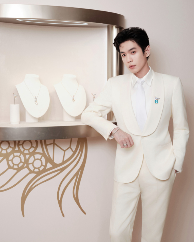 Tài tử Trương Nhược Quân bảnh bao dự lễ khai trương.