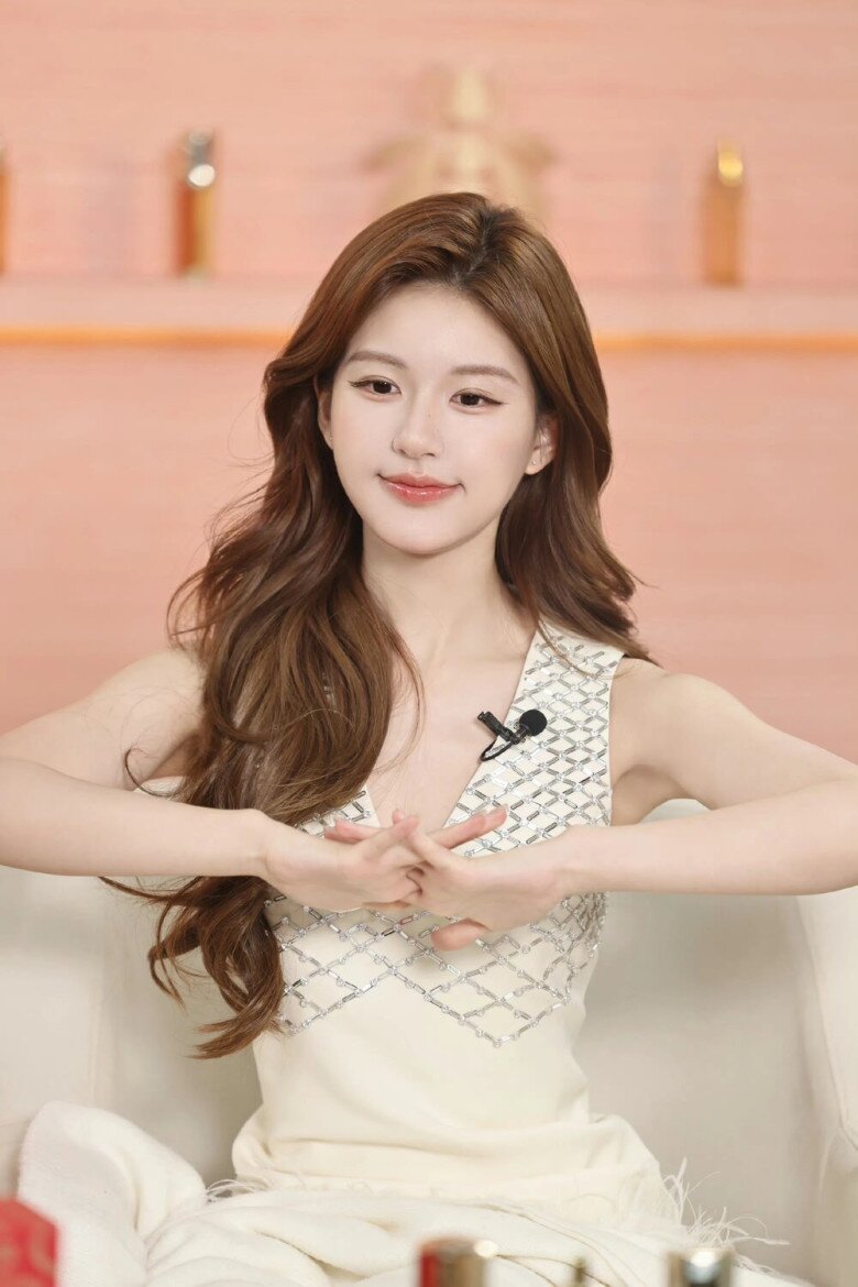 Triệu Lộ Tư cho rằng gội đầu quá nhiều có thể làm mất lớp dầu tự nhiên bảo vệ tóc. Khi thiếu lớp dầu này, tóc dễ khô xơ, yếu và gãy rụng. Vì vậy, cô hạn chế gội đầu quá thường xuyên để giữ mái tóc khỏe và bóng mượt.