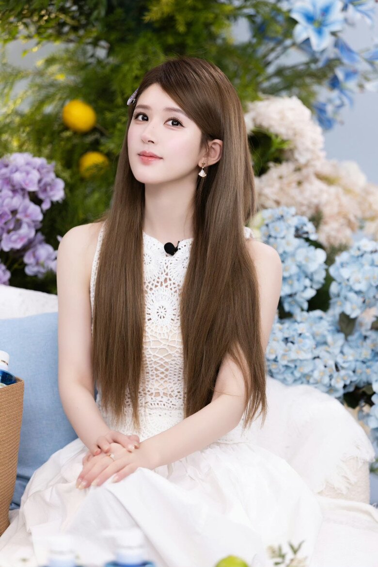 Nữ diễn viên thường ưu tiên dầu gội chứa chiết xuất thiên nhiên như gạo hoặc thảo mộc. Những thành phần này giúp làm sạch tóc nhẹ nhàng và cung cấp dưỡng chất cho sợi tóc. Cô cũng sử dụng dầu xả để tăng độ mềm mượt.