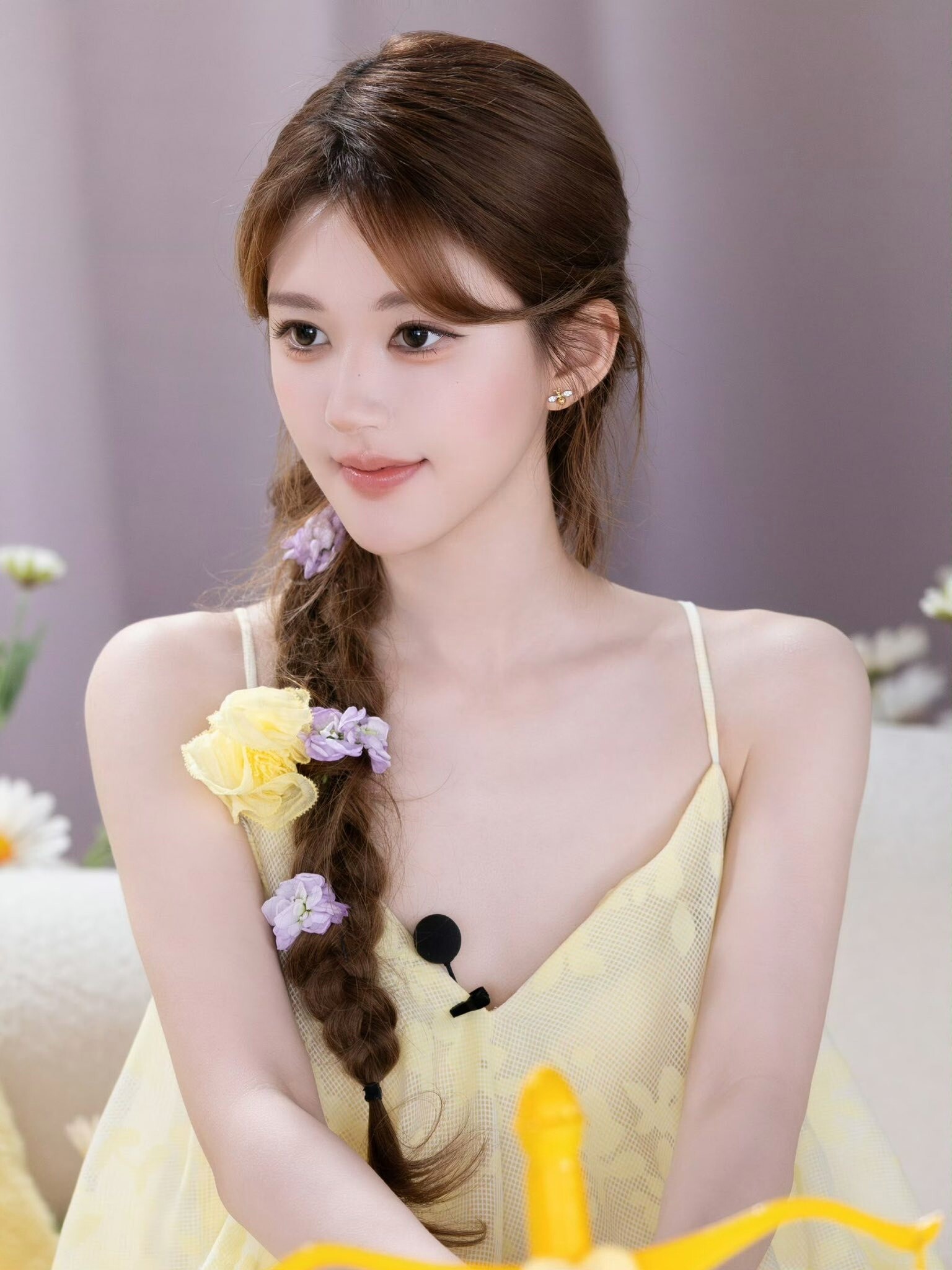 Ở tuổi 28, Triệu Lộ Tư không chỉ ghi điểm với nhan sắc trong trẻo mà còn sở hữu mái tóc dày, mềm mượt đáng ngưỡng mộ. Những thói quen chăm sóc tóc đơn giản nhưng khoa học giúp nữ diễn viên luôn giữ được mái tóc bồng bềnh, khỏe đẹp theo thời gian.