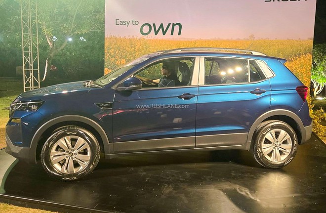 Ảnh thực tế Skoda Kushaq 2026 bản giá rẻ: Ghế nỉ, màn nhỏ nhưng vẫn có đèn LED, cửa sổ trời, vô-lăng nhiều nút, thêm cạnh tranh Xforce, Yaris Cross- Ảnh 2.