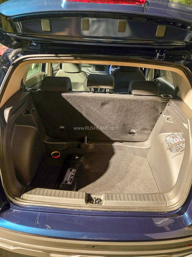 Ảnh thực tế Skoda Kushaq 2026 bản giá rẻ: Ghế nỉ, màn nhỏ nhưng vẫn có đèn LED, cửa sổ trời, vô-lăng nhiều nút, thêm cạnh tranh Xforce, Yaris Cross- Ảnh 11.