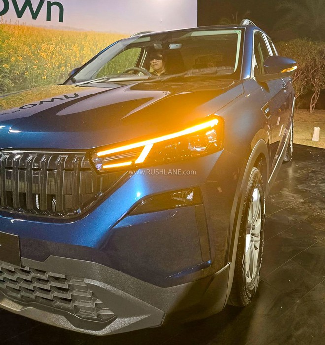 Ảnh thực tế Skoda Kushaq 2026 bản giá rẻ: Ghế nỉ, màn nhỏ nhưng vẫn có đèn LED, cửa sổ trời, vô-lăng nhiều nút, thêm cạnh tranh Xforce, Yaris Cross- Ảnh 3.