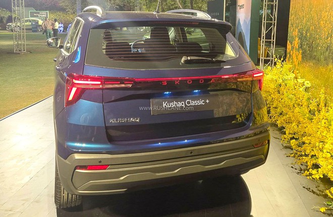 Ảnh thực tế Skoda Kushaq 2026 bản giá rẻ: Ghế nỉ, màn nhỏ nhưng vẫn có đèn LED, cửa sổ trời, vô-lăng nhiều nút, thêm cạnh tranh Xforce, Yaris Cross- Ảnh 4.