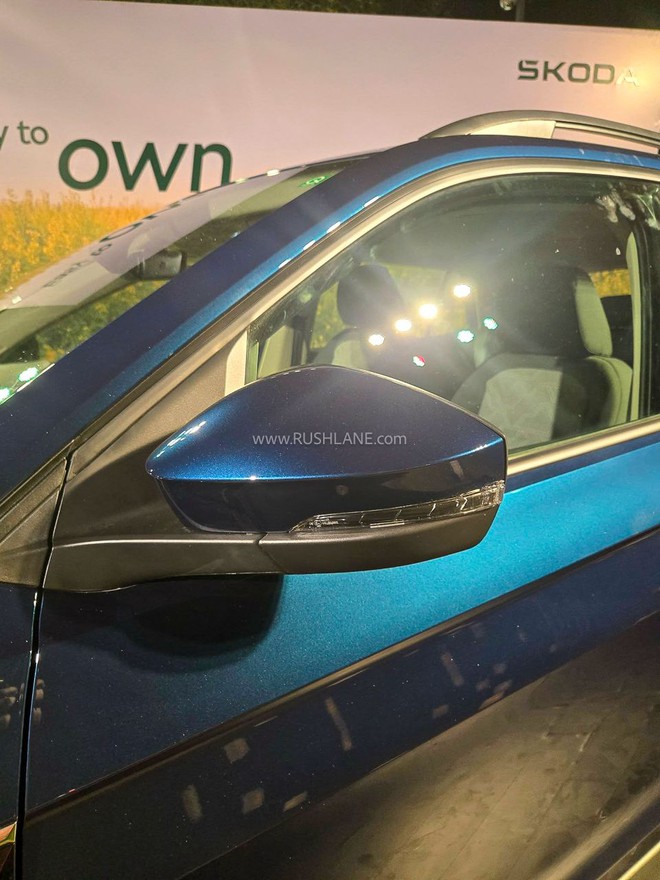 Ảnh thực tế Skoda Kushaq 2026 bản giá rẻ: Ghế nỉ, màn nhỏ nhưng vẫn có đèn LED, cửa sổ trời, vô-lăng nhiều nút, thêm cạnh tranh Xforce, Yaris Cross- Ảnh 5.