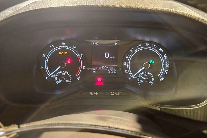 Ảnh thực tế Skoda Kushaq 2026 bản giá rẻ: Ghế nỉ, màn nhỏ nhưng vẫn có đèn LED, cửa sổ trời, vô-lăng nhiều nút, thêm cạnh tranh Xforce, Yaris Cross- Ảnh 9.