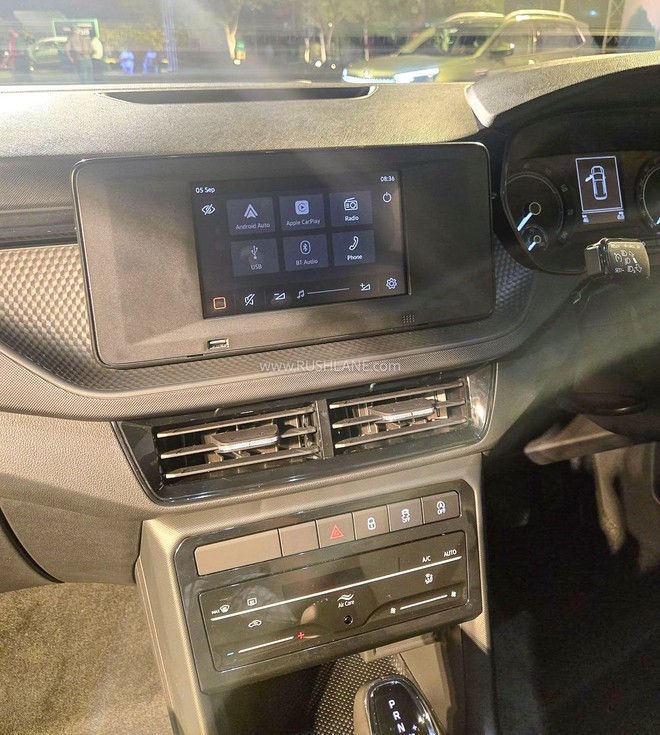 Ảnh thực tế Skoda Kushaq 2026 bản giá rẻ: Ghế nỉ, màn nhỏ nhưng vẫn có đèn LED, cửa sổ trời, vô-lăng nhiều nút, thêm cạnh tranh Xforce, Yaris Cross- Ảnh 10.