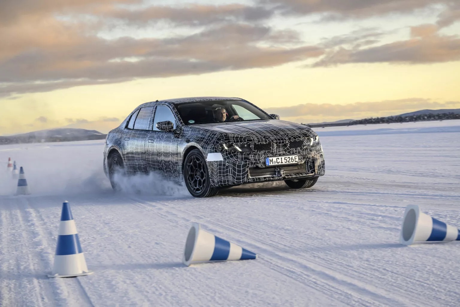 BMW 3 Series 2026 lộ ảnh mới với nhiều chi tiết thú vị: Cản trước, mâm, phuộc, ghế nỉ dùng nhôm, nhựa tái chế- Ảnh 9.