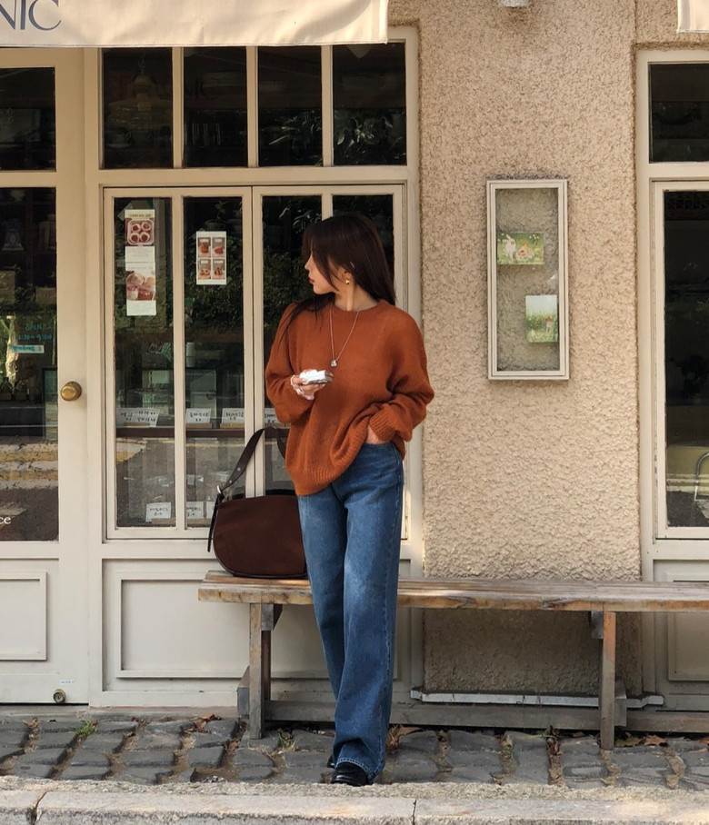 Quần ống rộng phù hợp mọi vóc dáng, lại dễ phối nên rất được ưa chuộng.