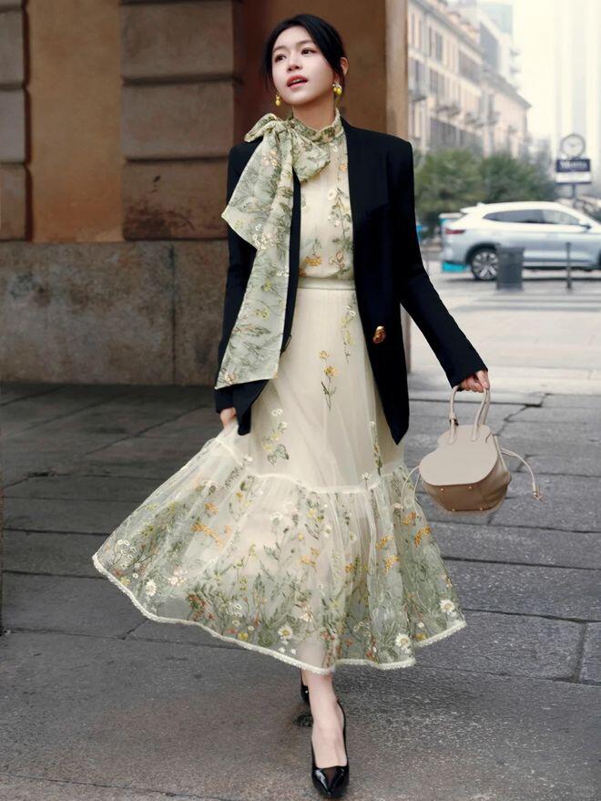 5 kiểu chân váy midi sẽ khiến chị em mê mẩn Xuân Hè này: Vừa dễ mặc vừa tôn dáng, mix đồ kiểu gì cũng đẹp - 1