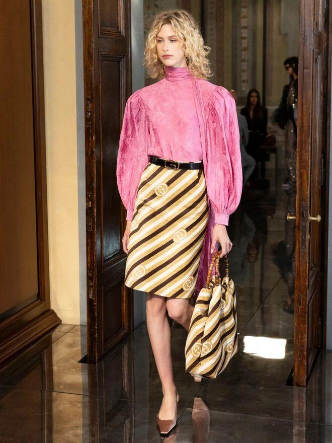 5 kiểu chân váy midi sẽ khiến chị em mê mẩn Xuân Hè này: Vừa dễ mặc vừa tôn dáng, mix đồ kiểu gì cũng đẹp - 15