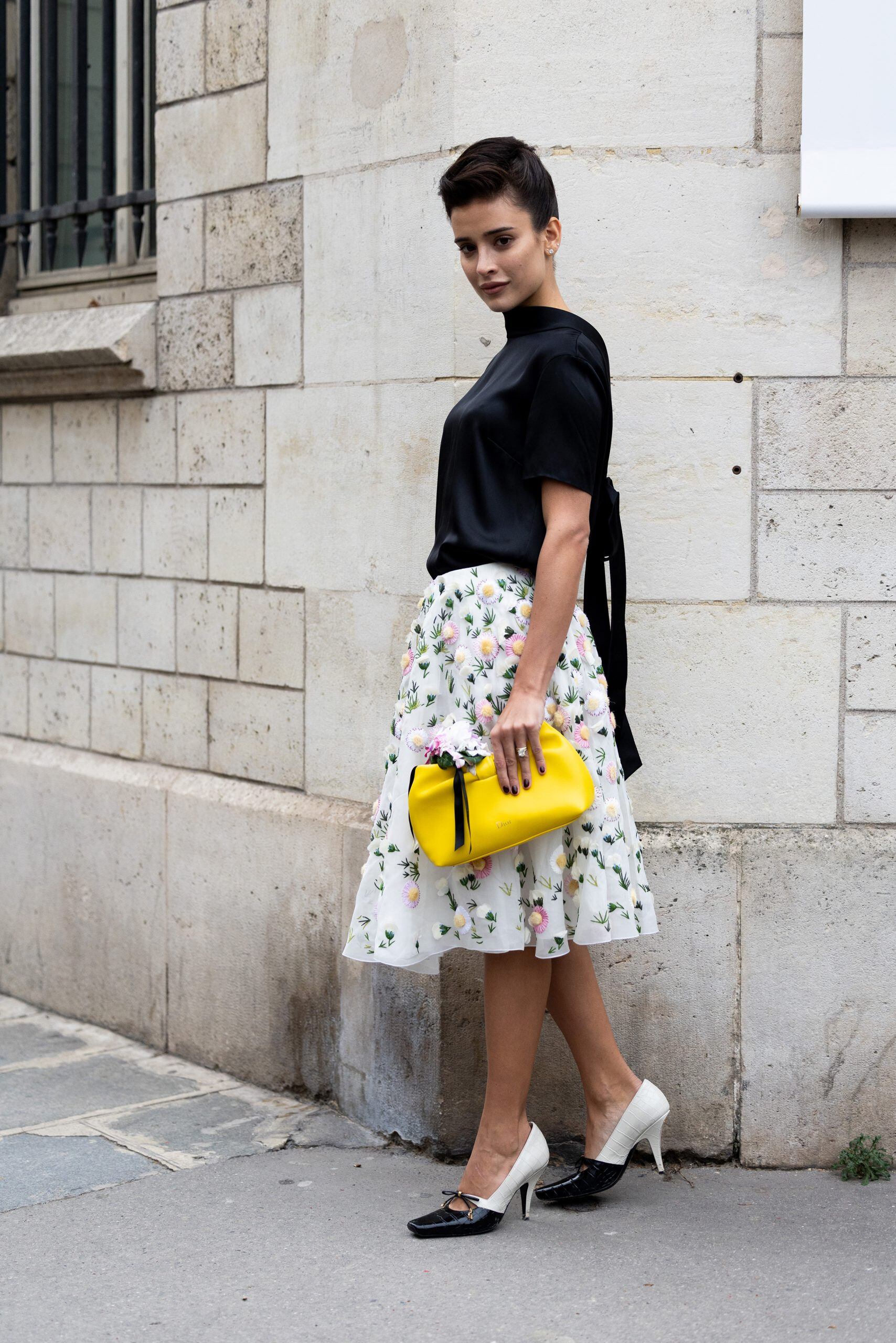 5 kiểu chân váy midi sẽ khiến chị em mê mẩn Xuân Hè này: Vừa dễ mặc vừa tôn dáng, mix đồ kiểu gì cũng đẹp - 3