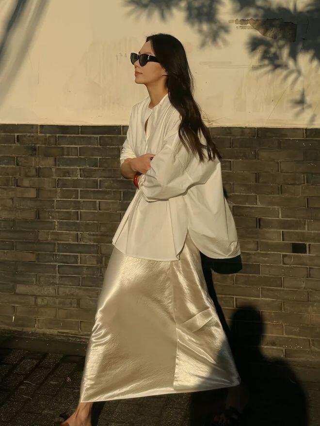 5 kiểu chân váy midi sẽ khiến chị em mê mẩn Xuân Hè này: Vừa dễ mặc vừa tôn dáng, mix đồ kiểu gì cũng đẹp - 8