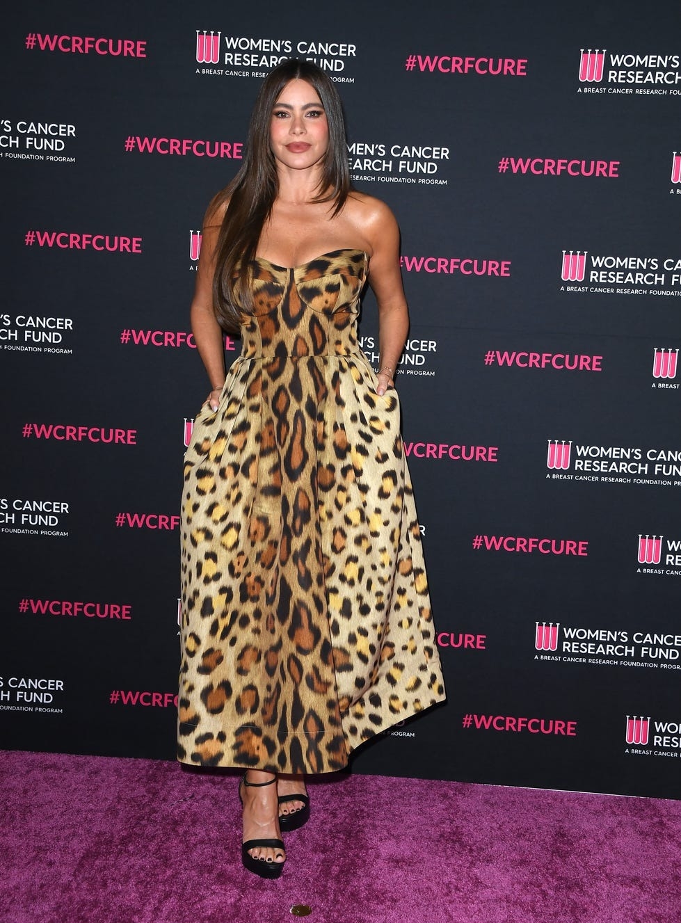 Họa tiết da báo là một trong những xu hướng hot năm nay được giới yêu thời trang đón nhận. Phong cách mang vẻ kinh điển, giúp người mặc trở nên sang trọng. Ngoài Bella và Harry, diễn viên Sofia Vergara cũng theo đuổi mốt này với bộ đầm quây ngực tại sự kiện gây quỹ cho Quỹ Nghiên cứu Ung thư Phụ nữ California, hôm 12/3. Ảnh: Celebmafia