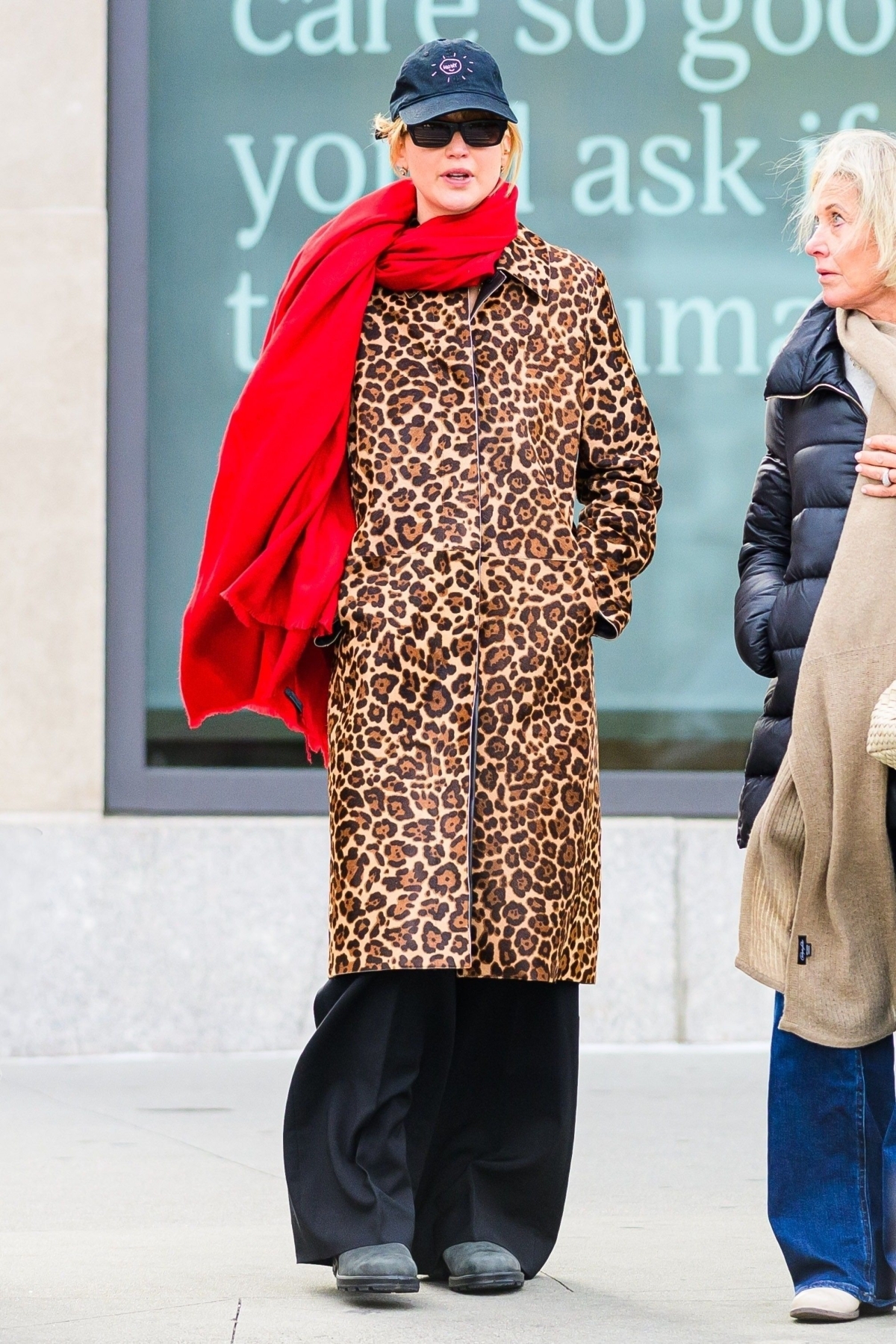 Diễn viên ưa chuộng họa tiết này, sắm nhiều kiểu dáng để tiện thay đổi. Cô thường kết hợp chúng với quần ống đứng hoặc ống rộng, giày bệt. Ảnh: Backgrid