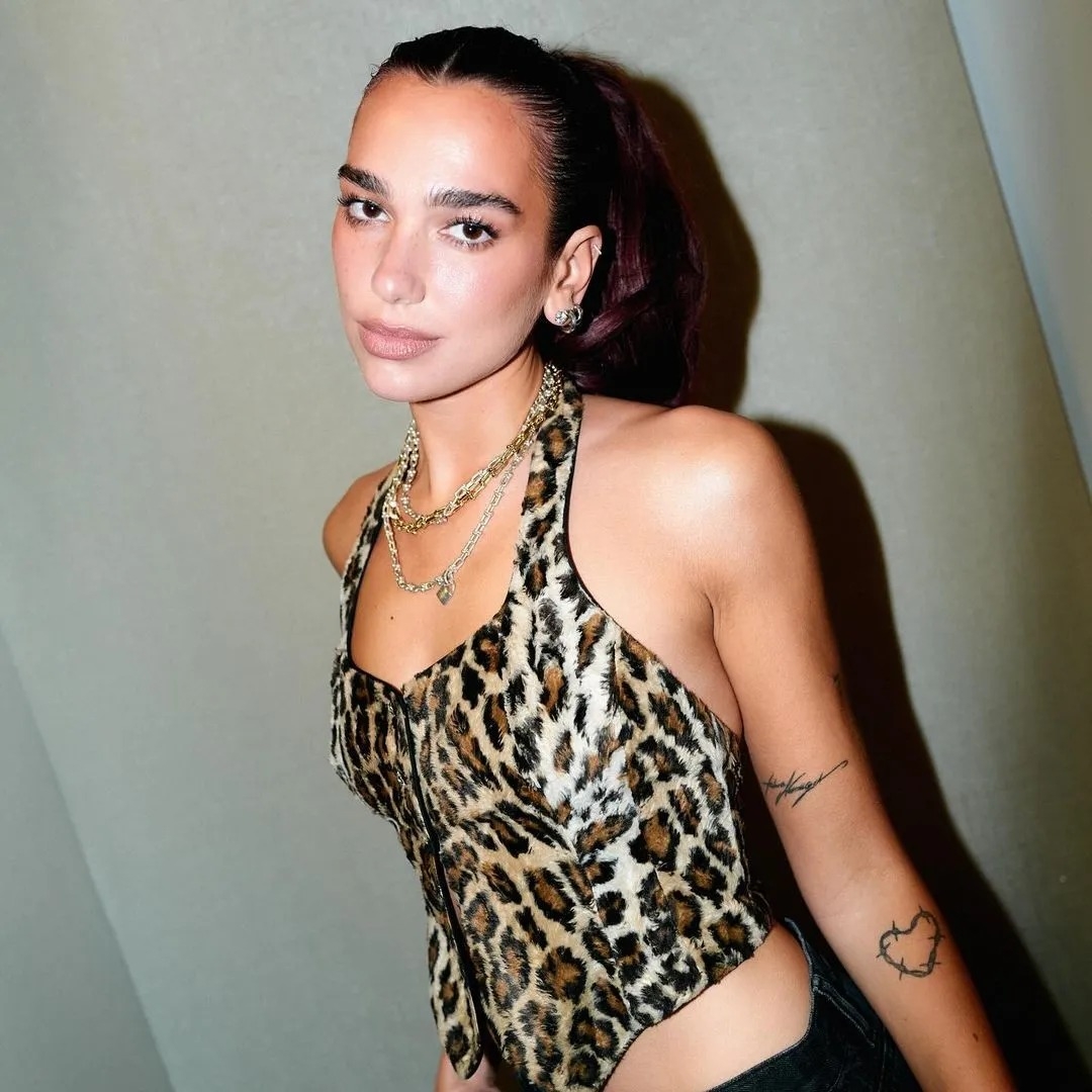 Ca sĩ Dua Lipa thể hiện phong cách sexy với áo corset và quần cạp trễ. Ảnh: Instagram Dua Lipa