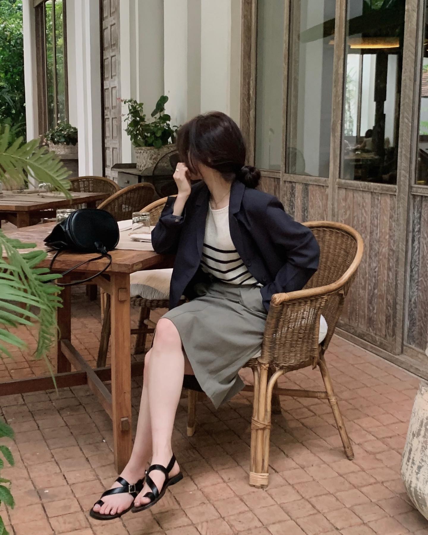 Sandal đế bệt là lựa chọn lý tưởng cho mùa hè nhờ thiết kế thoáng chân và dễ di chuyển. Những mẫu sandal quai mảnh mang lại vẻ nhẹ nhàng, nữ tính. Khi phối cùng chân váy dài, váy liền hoặc quần short, outfit trở nên mát mẻ và rất phù hợp cho những ngày nắng.