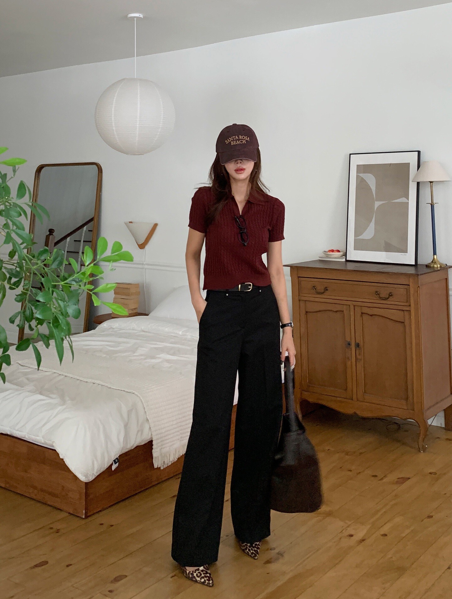 Áo len cộc tay mang lại cảm giác nhẹ nhàng nhưng vẫn rất thời trang khi phối cùng quần đen. Thiết kế ôm nhẹ giúp tôn dáng và tạo tổng thể gọn gàng. Khi sơ vin cùng quần cạp cao và kết hợp với giày búp bê hoặc loafer, outfit trông hiện đại và tinh tế.