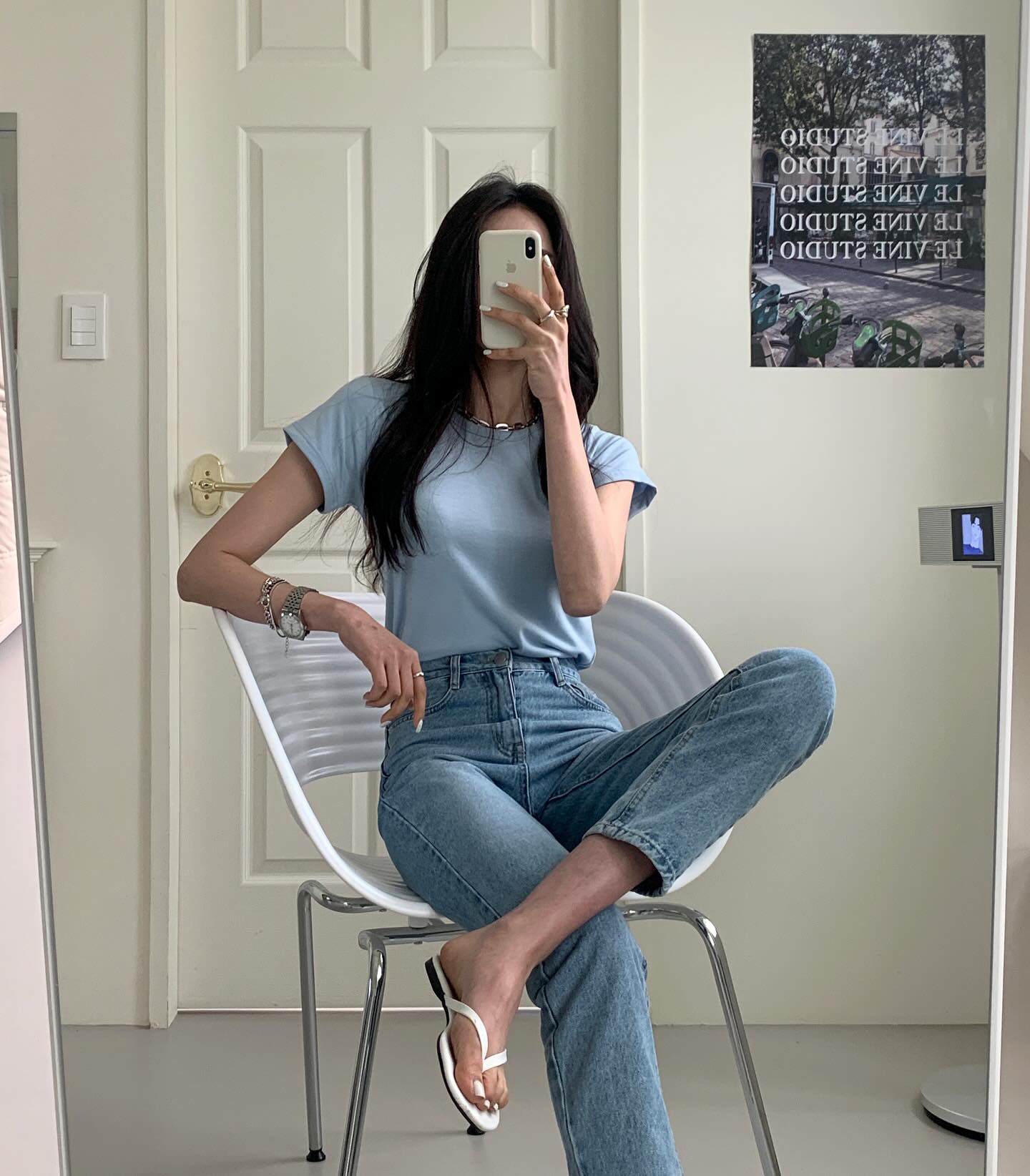 Áo thun và quần jeans là công thức đơn giản nhưng luôn hiệu quả. Áo thun dáng vừa vặn giúp tổng thể gọn gàng, jeans cạp cao tạo hiệu ứng chân dài. Khi phối cùng sneaker trắng hoặc sandal, outfit trở nên trẻ trung, năng động nhưng vẫn giữ nét thanh lịch.