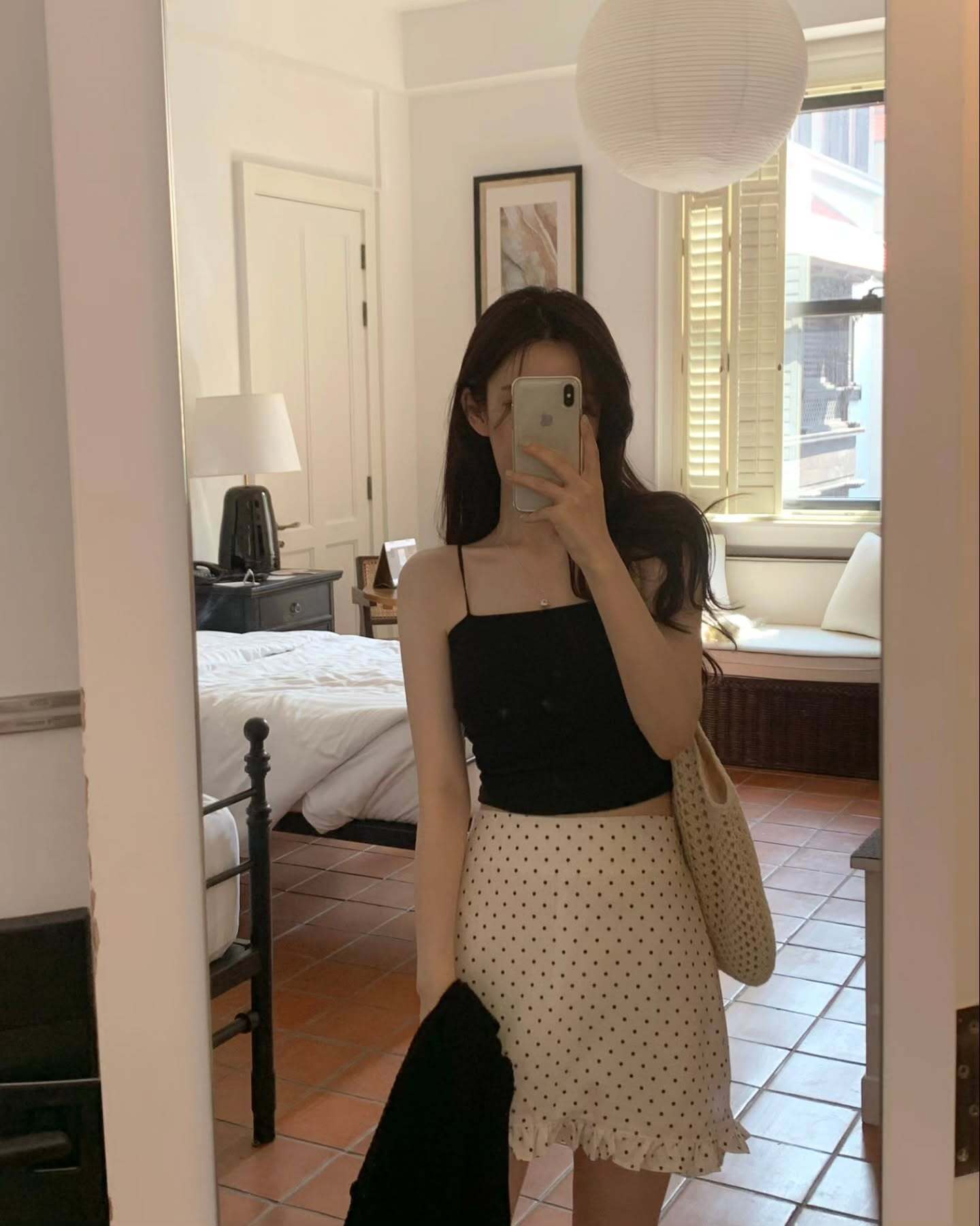 Áo hai dây phối chân váy mang lại vẻ nữ tính và thoáng mát cho mùa hè. Chân váy dáng suông hoặc xòe nhẹ giúp vóc dáng cân đối. Khi kết hợp thêm sandal hoặc áo khoác mỏng, outfit trở nên tinh tế, phù hợp dạo phố hay gặp gỡ bạn bè.