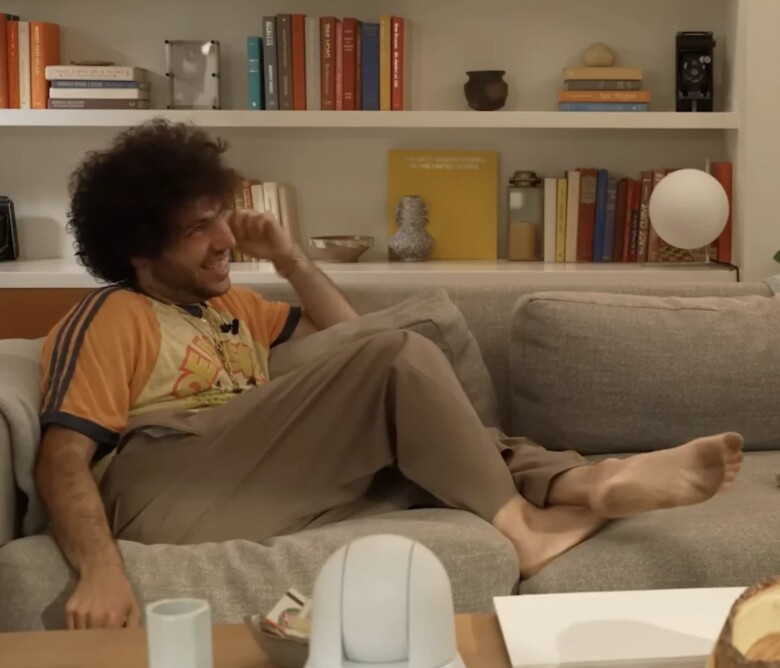 Benny Blanco lộ bàn chân đen sì.