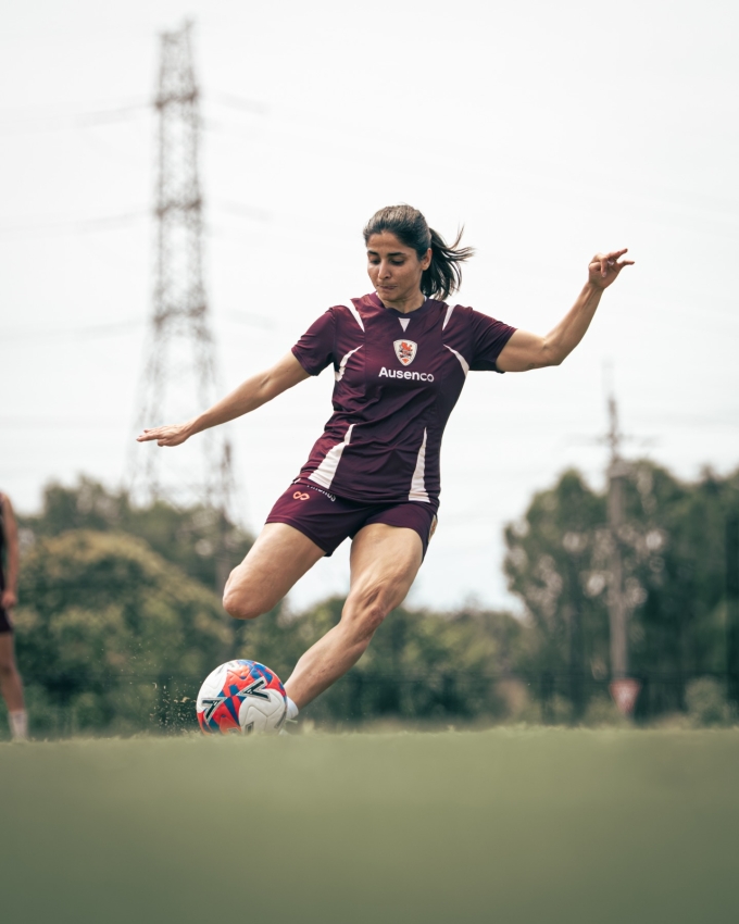 Và Atefeh Ramezanisadeh trong buổi tập của đội nữ Brisbane Roar. Ảnh: Brisbane Roar FC